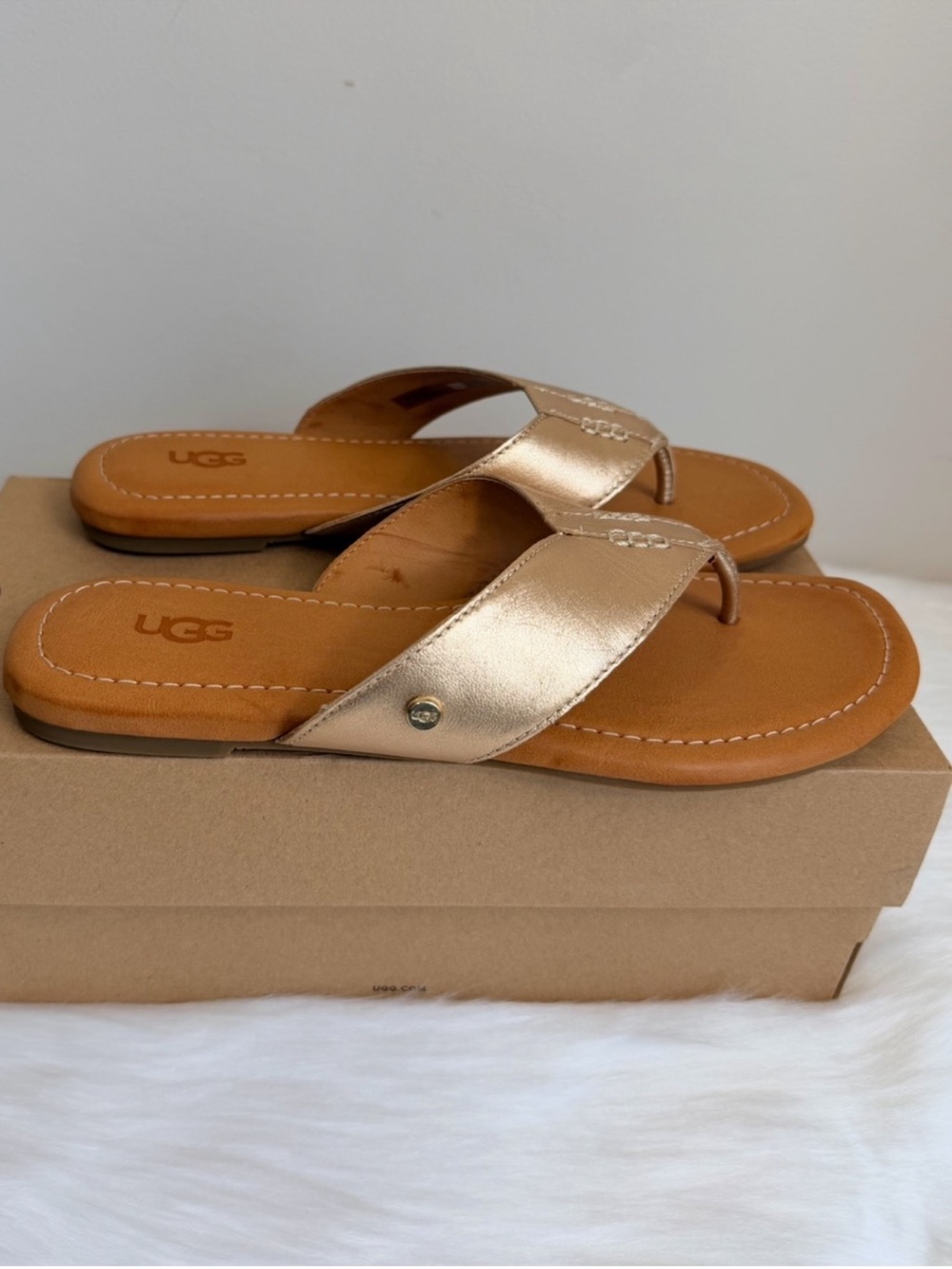 NIB UGG Women’s Carey Gold Metallic Leather Flip Sandals Size 6.5 - Picture 6 of 16
